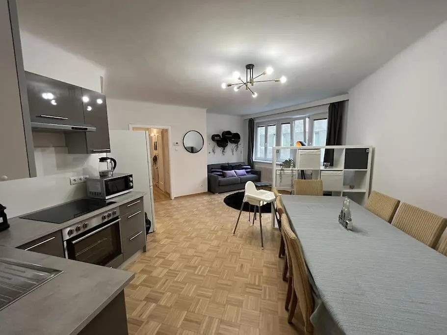 *Luxurious And Spacious Family Apartment* Wien Lägenhet